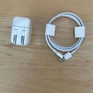 APPLE LIGHTNING TO USB CABLE AND CHARGING CUBE NEW